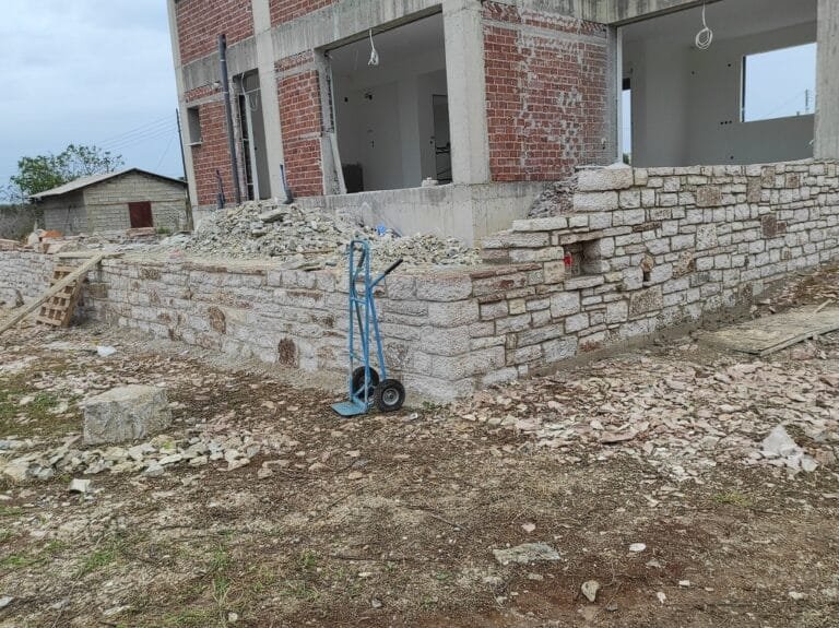 κατασκευη τοιχίου με πετρα πρέβεζα (7)