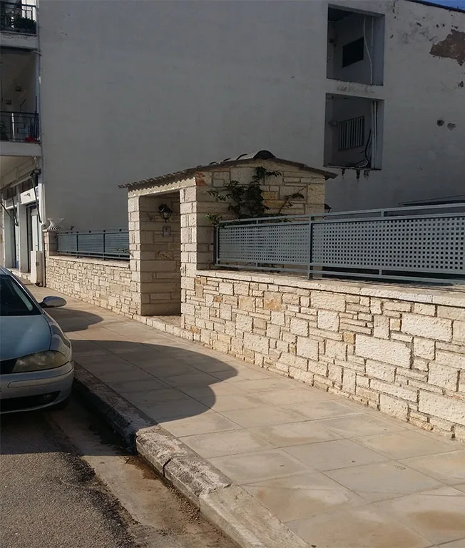 Τα εργα μας τοιχειο και εισοδος οικιας