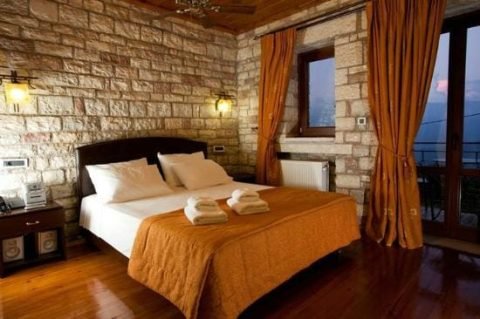 petroktisto domatio parathira krebati