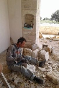 εργάτης πελεκάει πέτρα