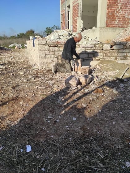 κατασκευη τοιχίου με πετρα πρέβεζα (2)