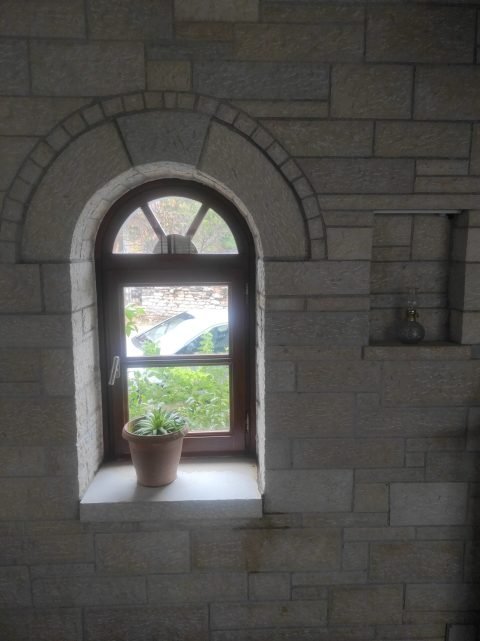 παραθυρο καμαρα πετρα