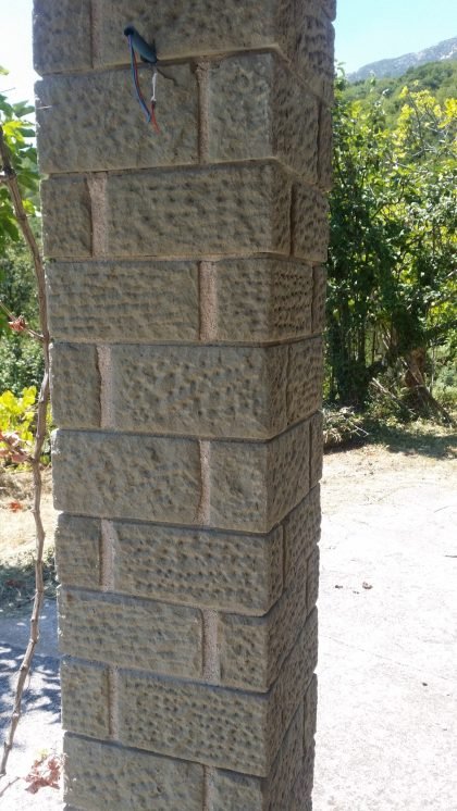 πετρινη κολωνα