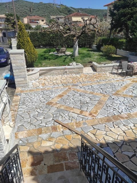 πλακοστροτο απο πολυχρομη πετρα