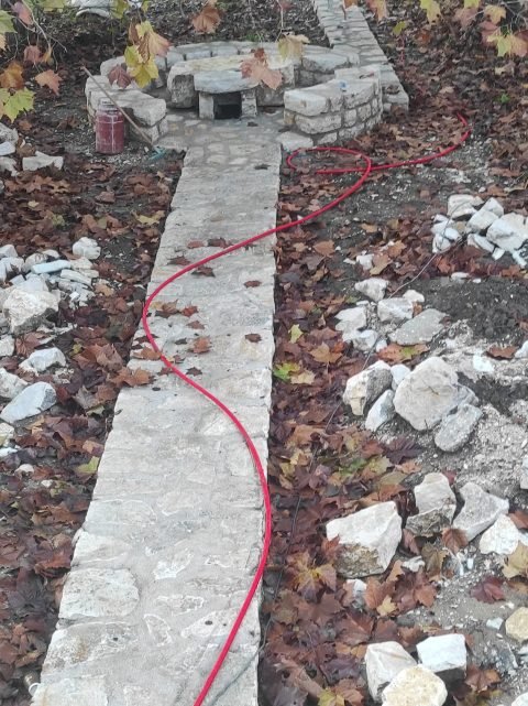 πλακοστρωτο εξωτερικου χωρου και καθισματα πετρινα