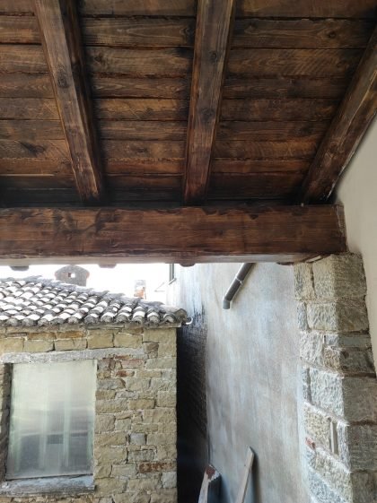 στεγαστρο με πετρινη υποστήριξη